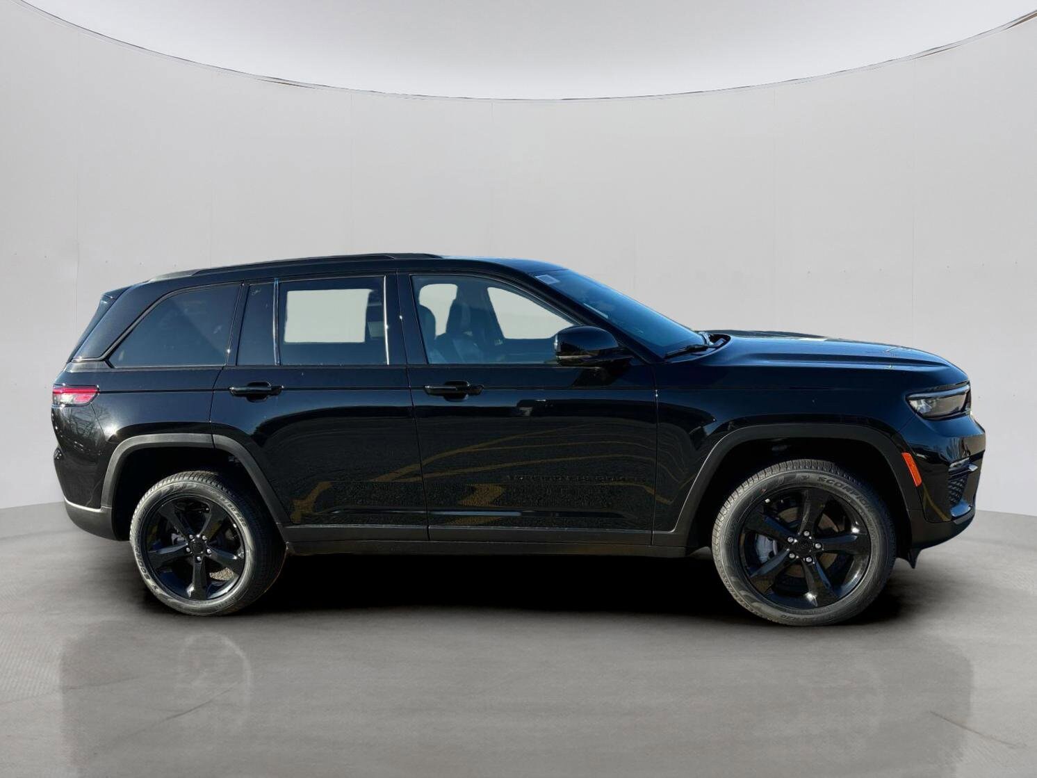 2025 Jeep Grand Cherokee Limited photo 2
