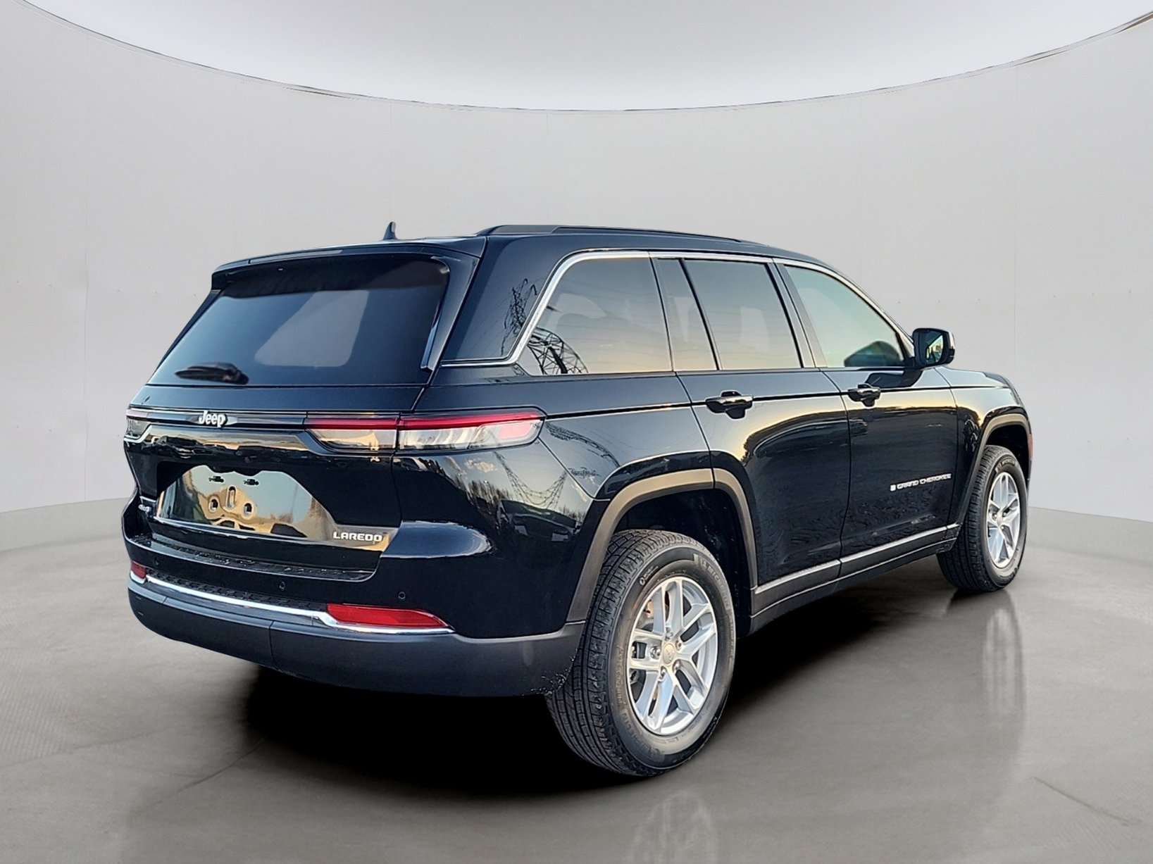 2025 Jeep Grand Cherokee Laredo photo 2