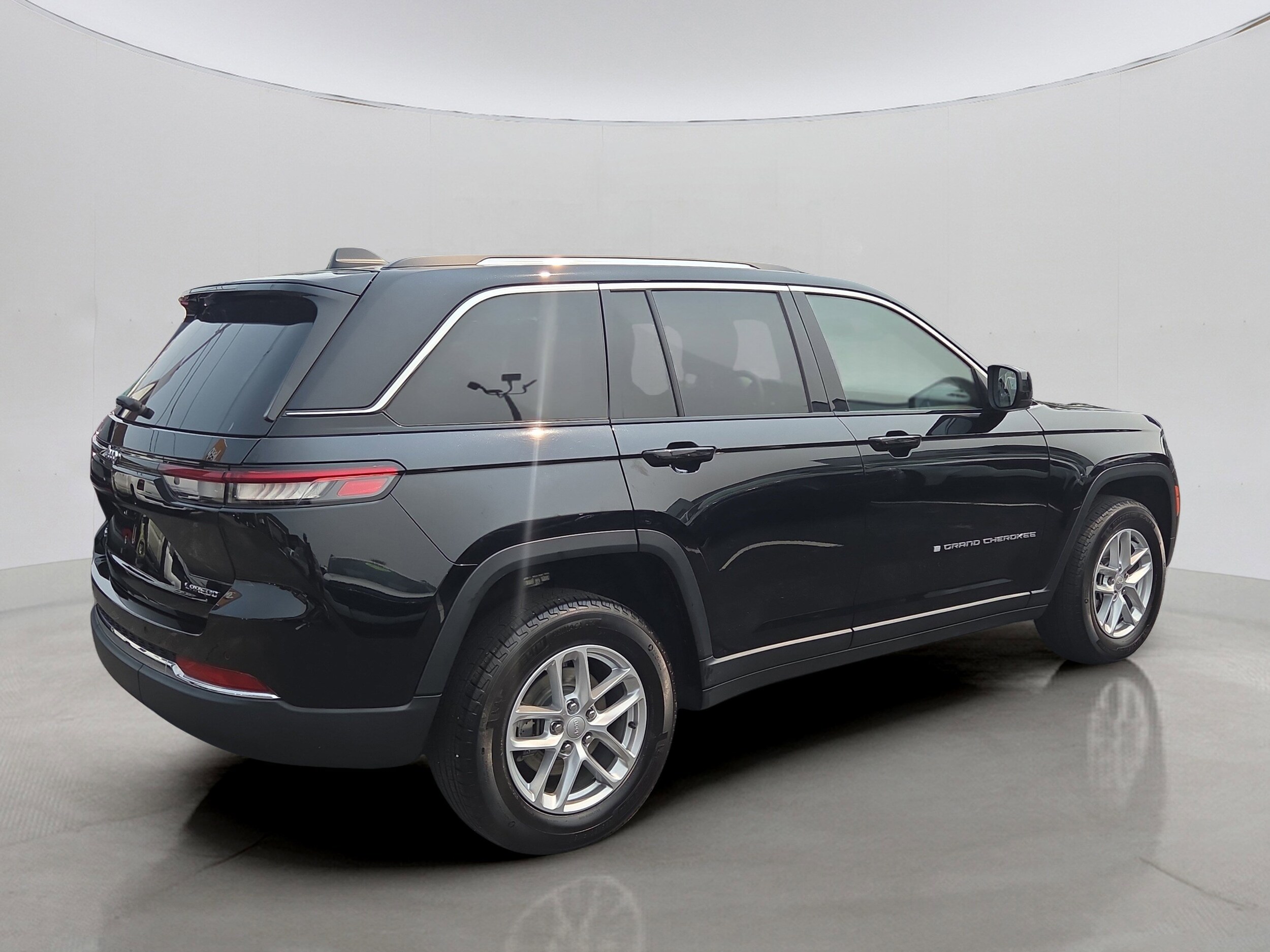 2023 Jeep Grand Cherokee Laredo photo 3