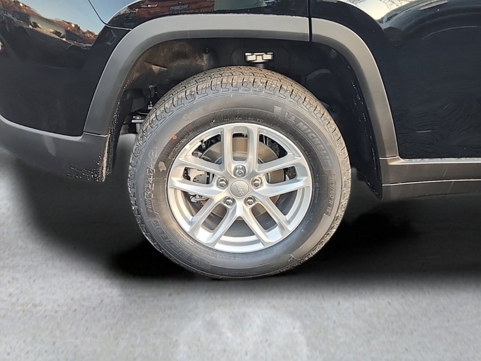 2025 Jeep Grand Cherokee Laredo photo 3