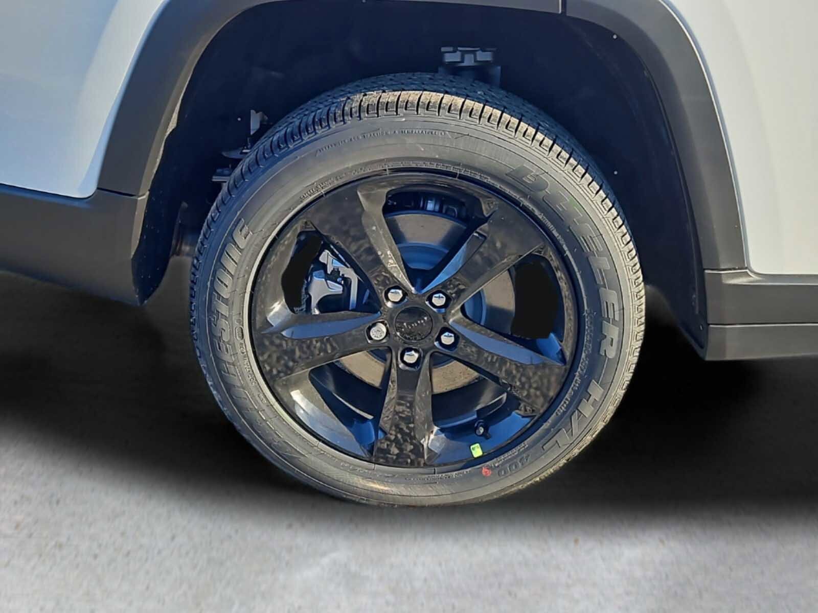 2025 Jeep Grand Cherokee Altitude photo 3