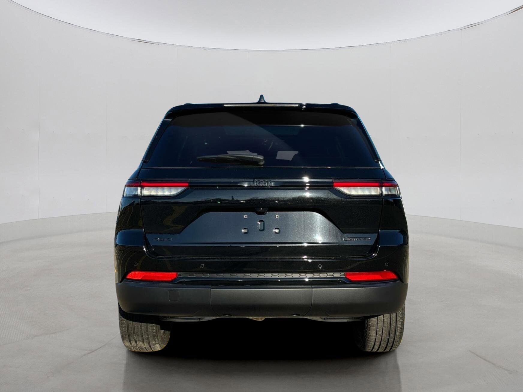 2025 Jeep Grand Cherokee Limited photo 3