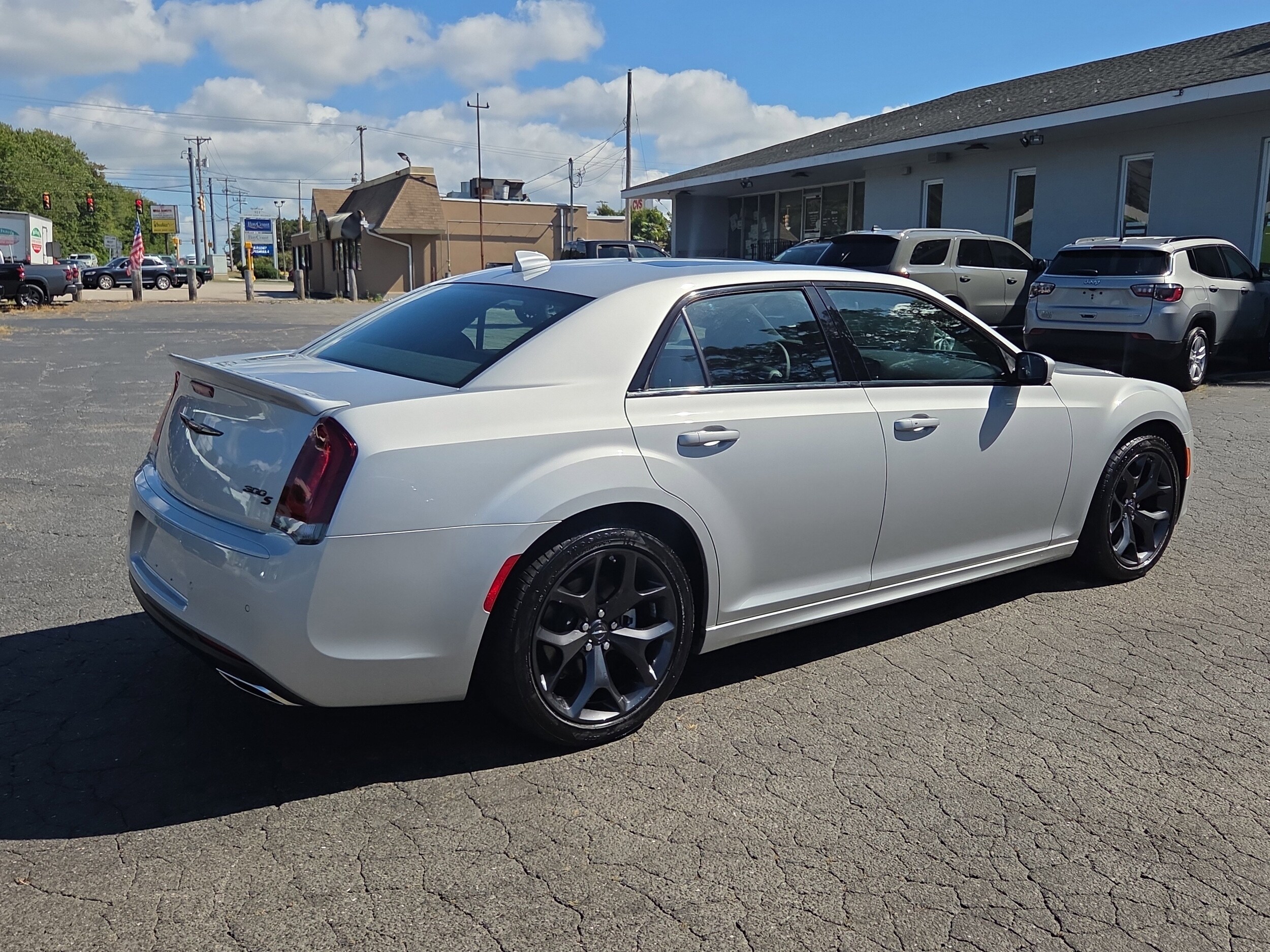 2023 Chrysler 300 photo 4