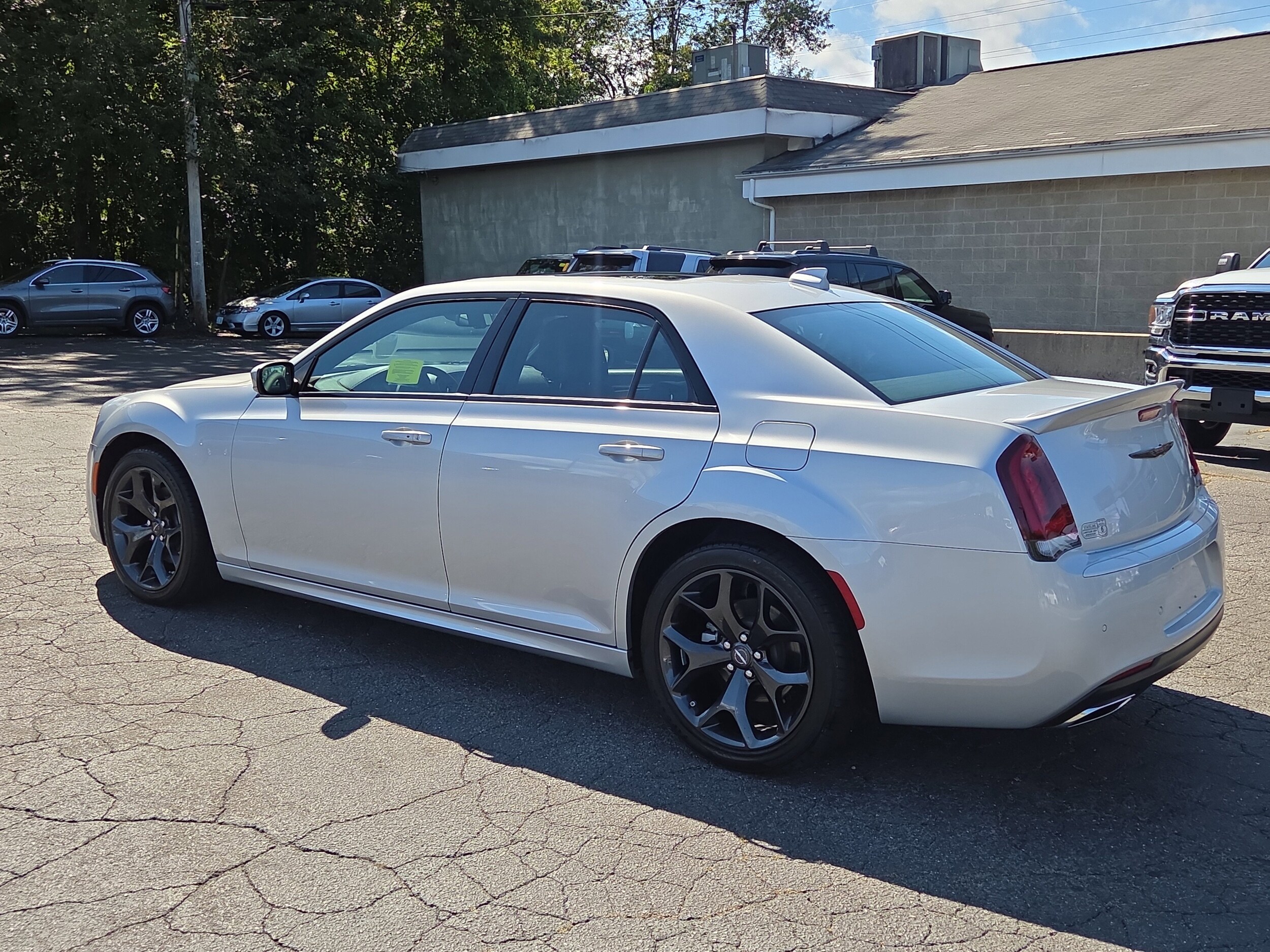 2023 Chrysler 300 photo 3