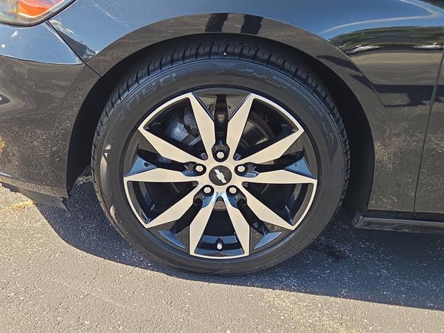 2017 Chevrolet Malibu 1LT photo 2