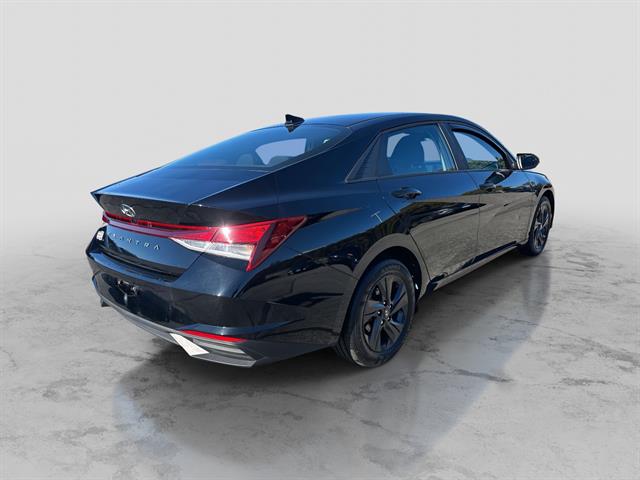 2023 Hyundai Elantra SEL photo 3