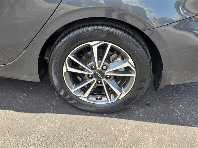 2023 Kia Forte LXS photo 3