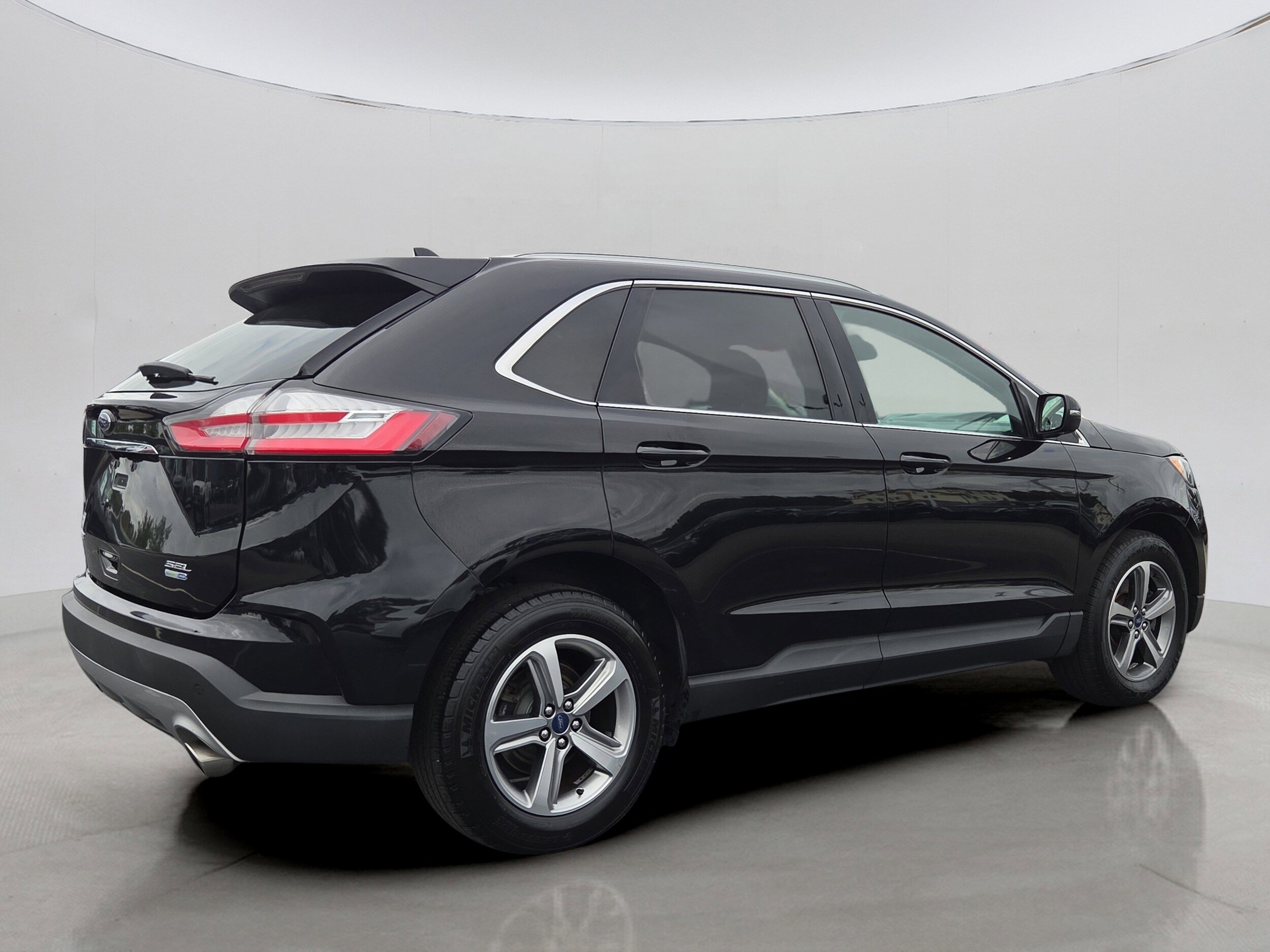 2019 Ford Edge SEL photo 2
