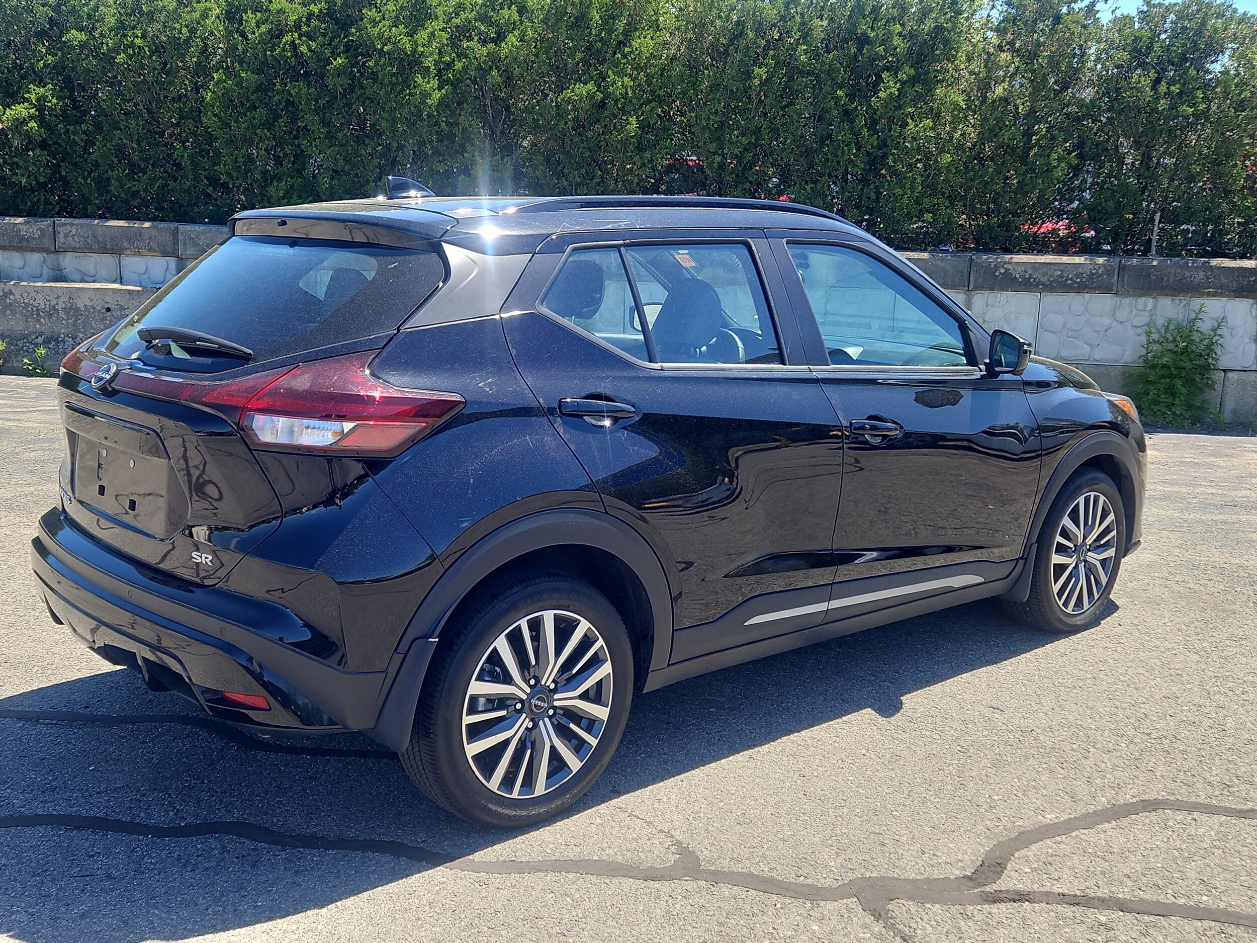 2023 Nissan Kicks SR photo 3