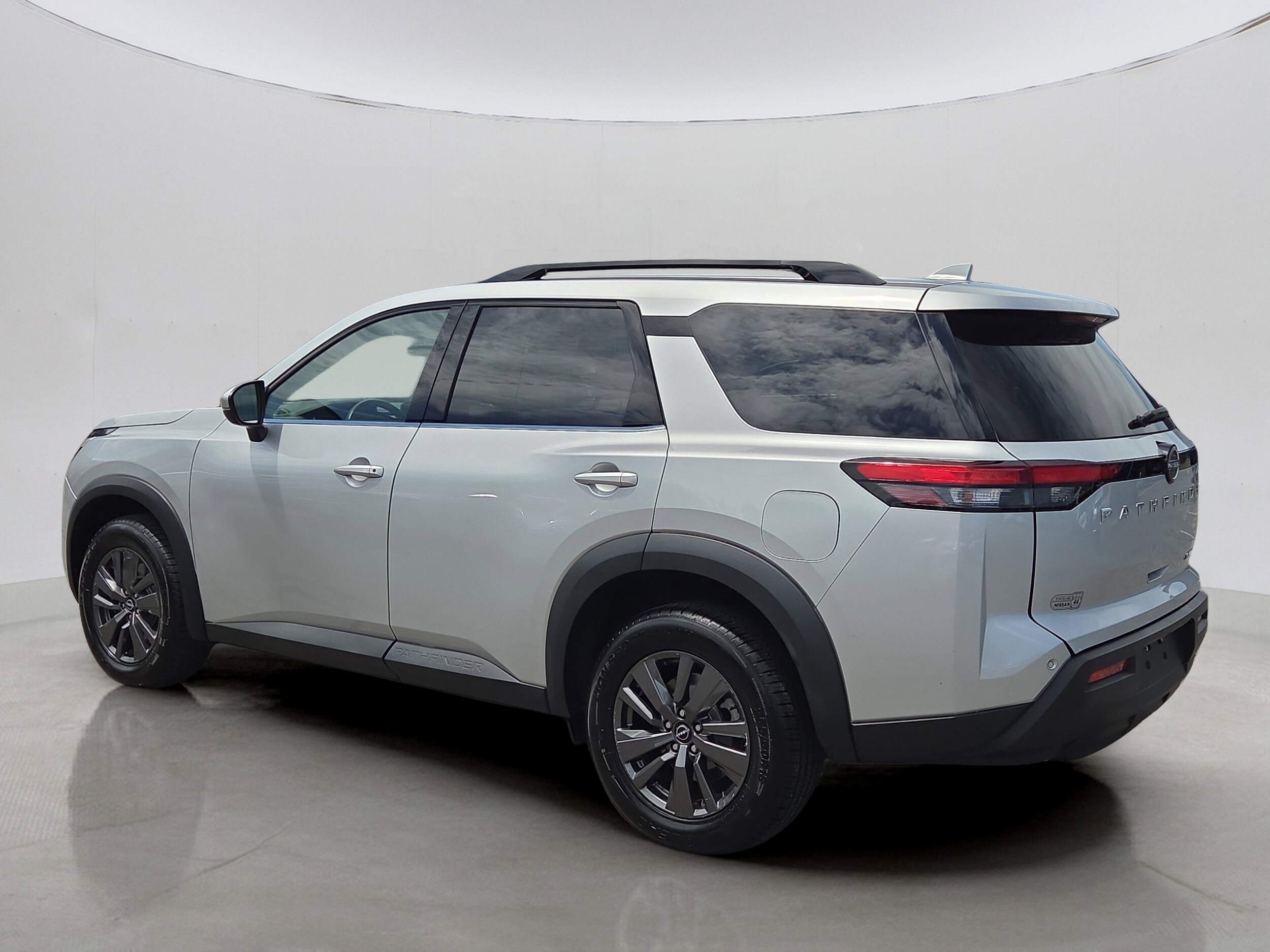 2022 Nissan Pathfinder SV photo 3