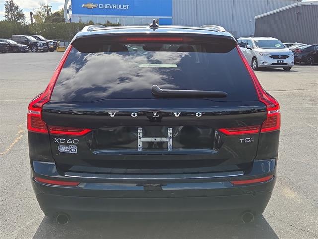 2021 Volvo XC60 T5 Momentum photo 3