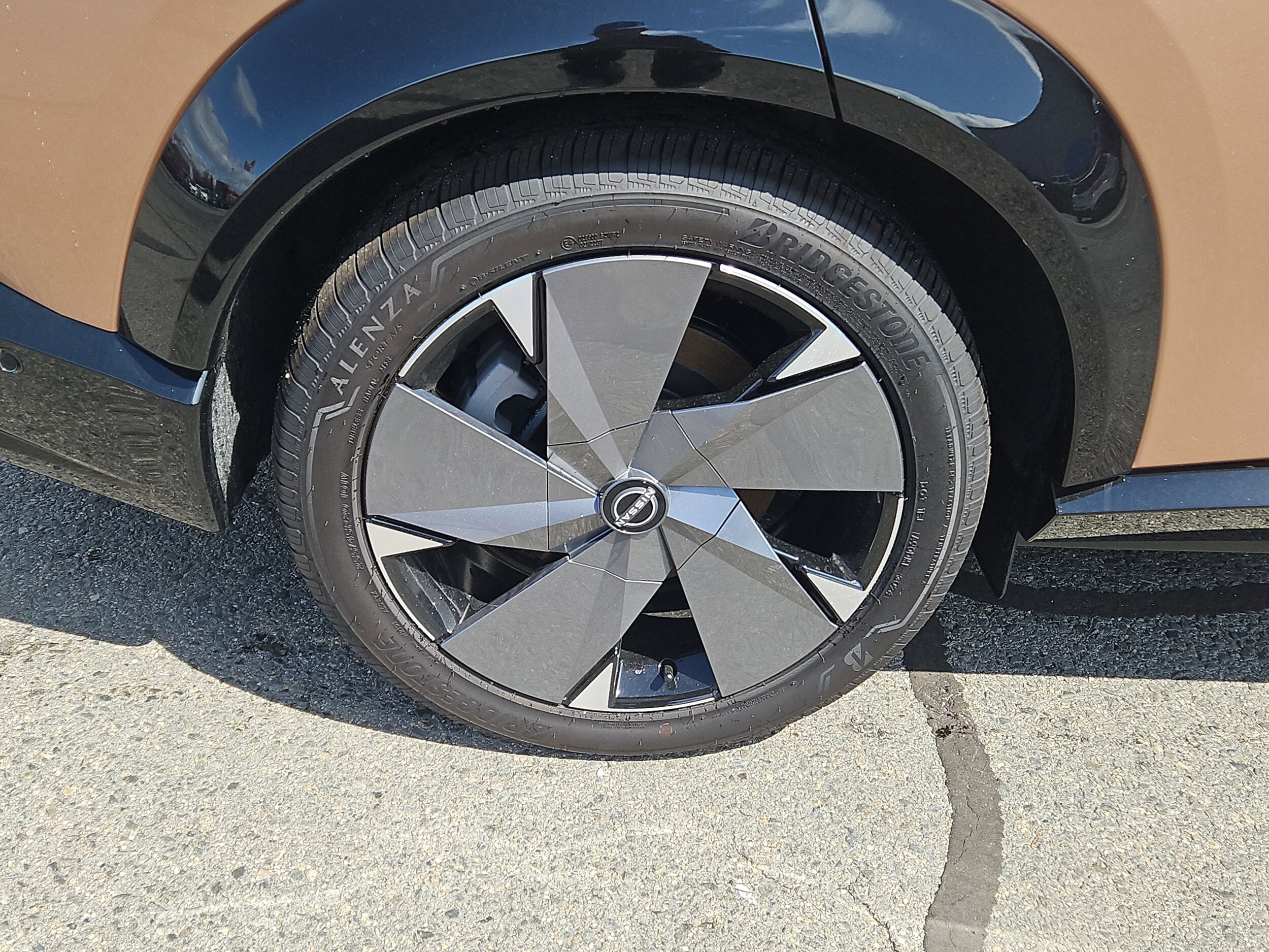 2025 Nissan ARIYA Platinum photo 4