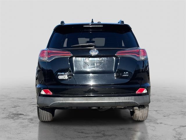 2016 Toyota RAV4 LE photo 3