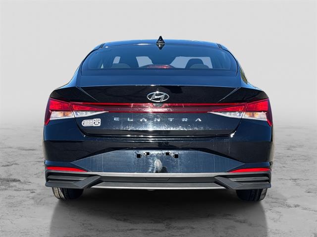 2023 Hyundai Elantra SEL photo 2