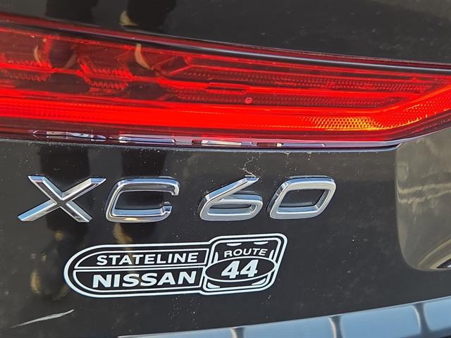 2021 Volvo XC60 T5 Momentum photo 4
