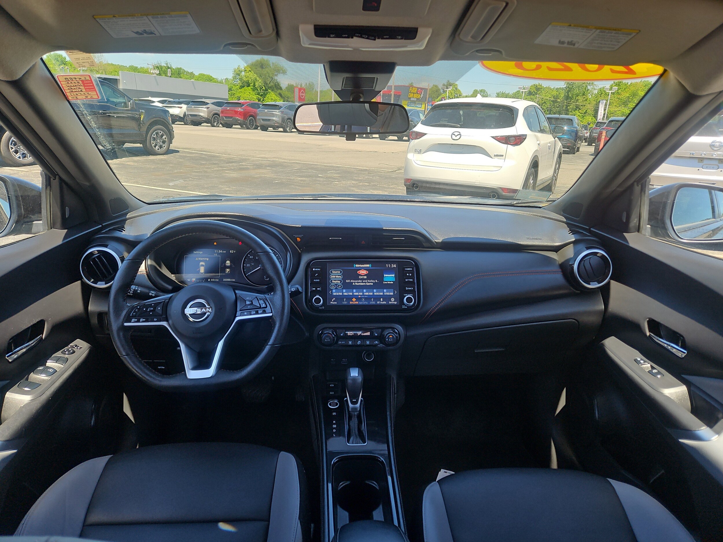 2023 Nissan Kicks SR photo 2