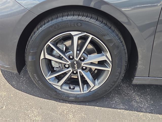 2023 Kia Forte LXS photo 2