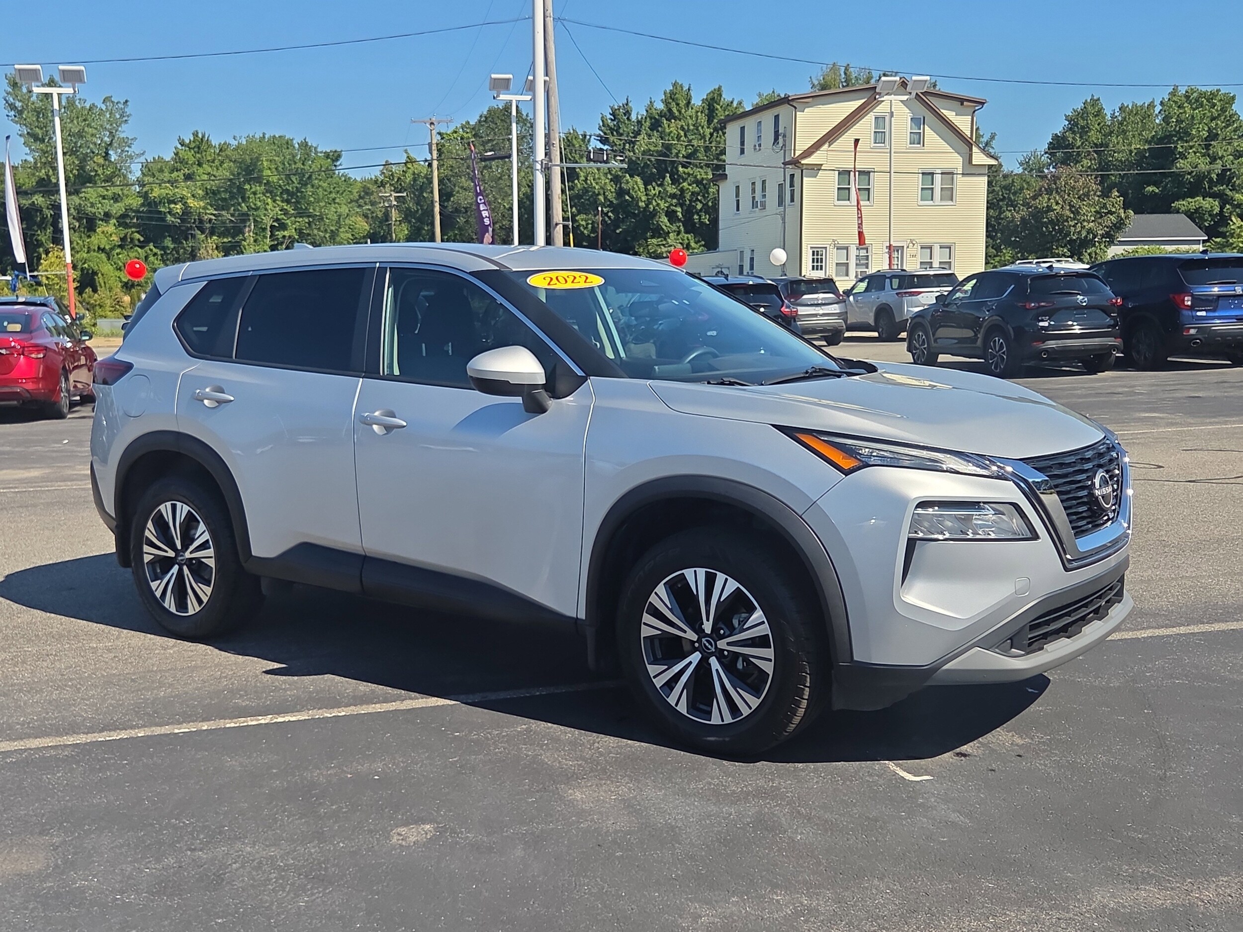 2022 Nissan Rogue SV photo 2