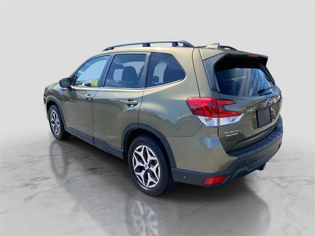 2023 Subaru Forester Premium photo 3