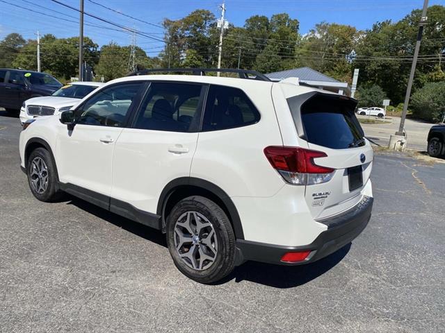 2023 Subaru Forester Premium photo 3