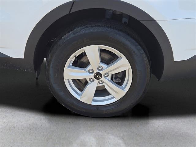 2022 Kia Sorento LX photo 2