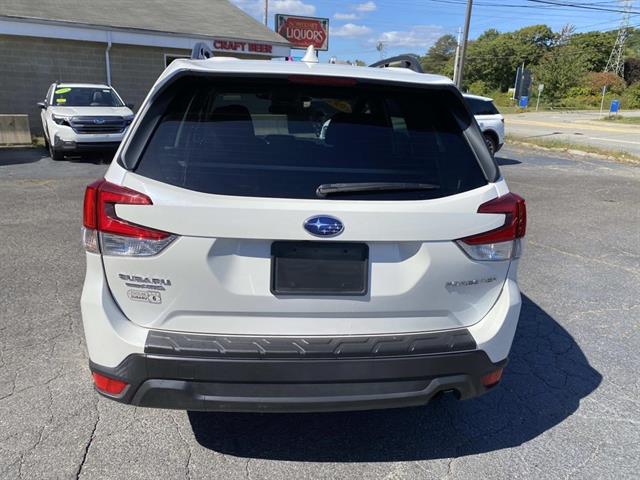 2023 Subaru Forester Premium photo 4