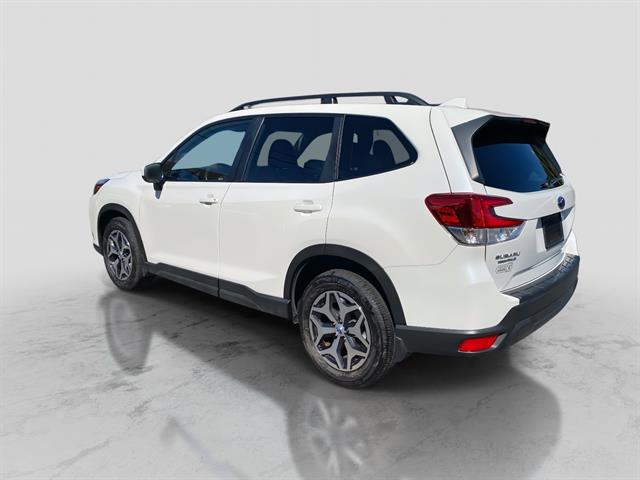 2023 Subaru Forester Premium photo 3