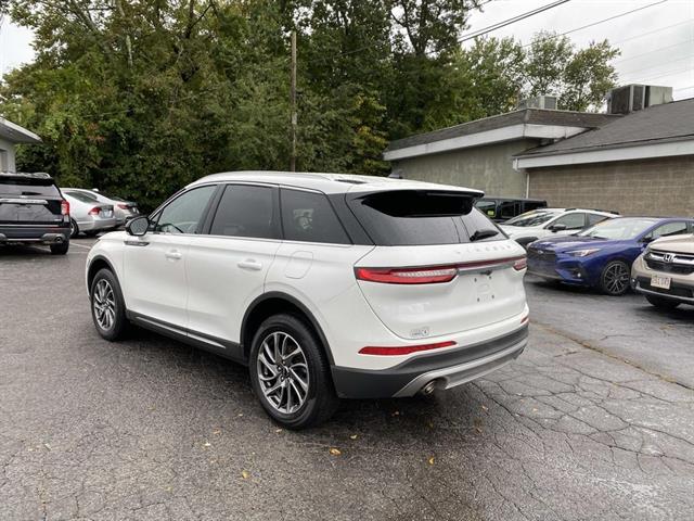 2022 Lincoln Corsair Standard photo 3
