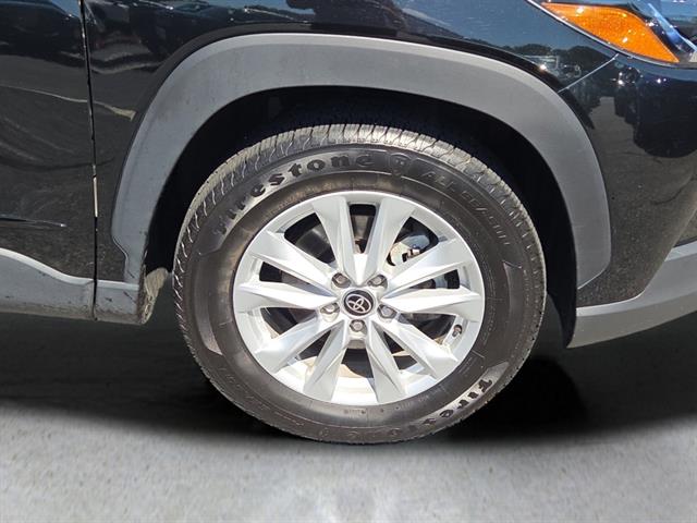 2022 Toyota Corolla Cross LE photo 3