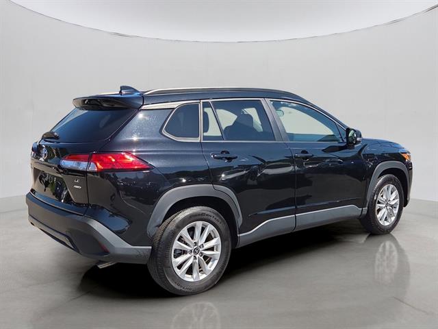 2022 Toyota Corolla Cross LE photo 2