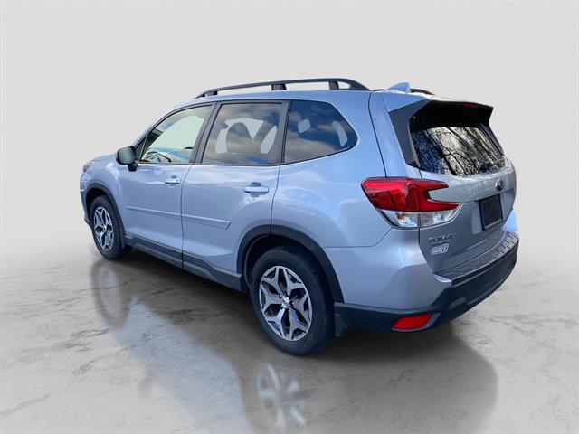 2023 Subaru Forester Premium photo 2