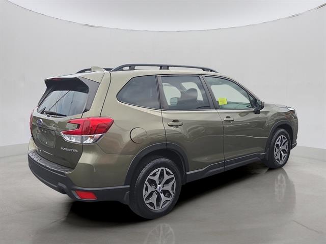 2022 Subaru Forester Premium photo 3