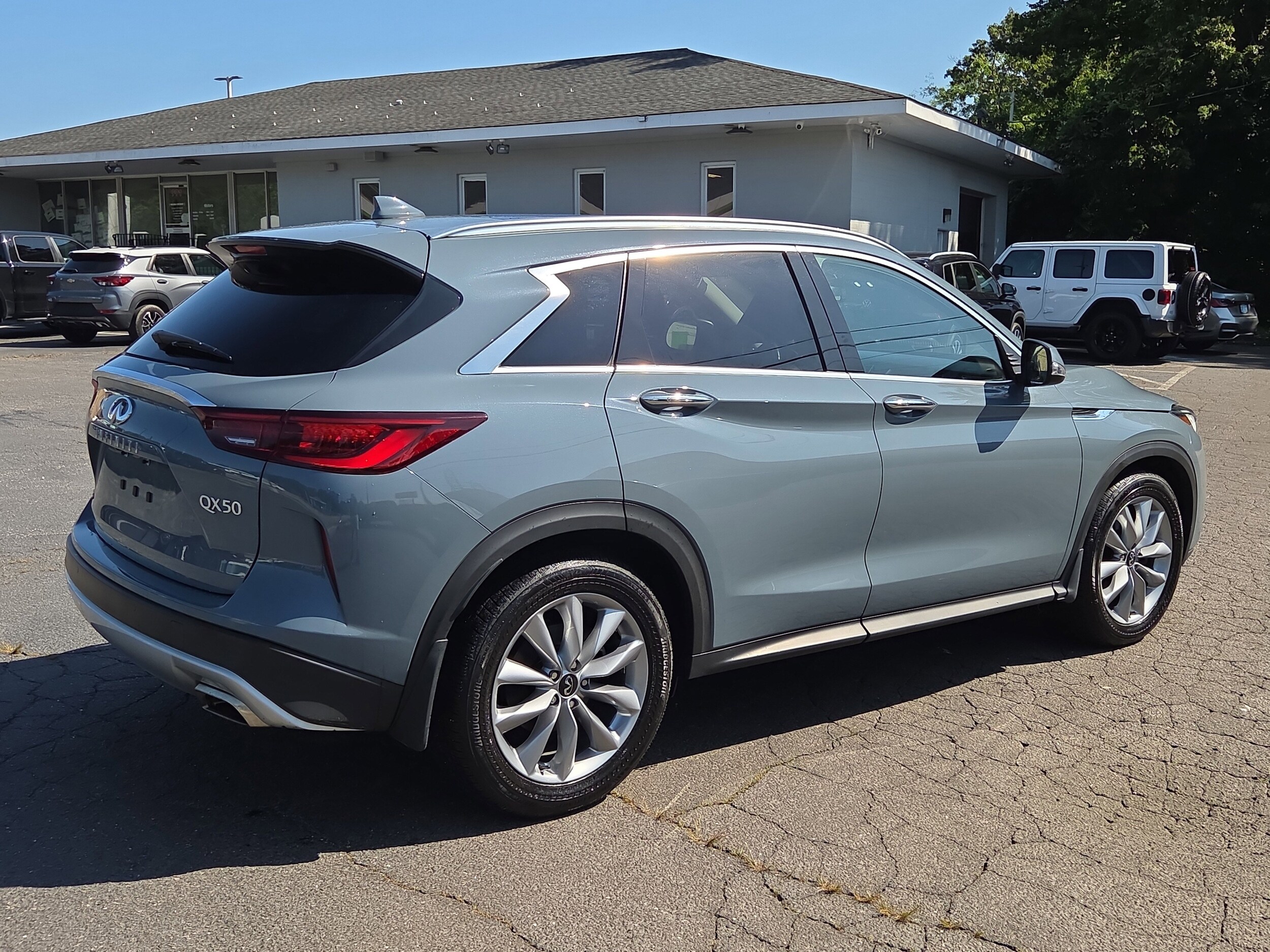 2022 Infiniti QX50 Luxe AWD photo 4