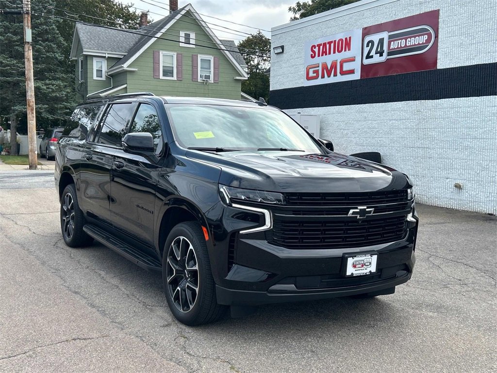 2023 Chevrolet Suburban RST photo 3