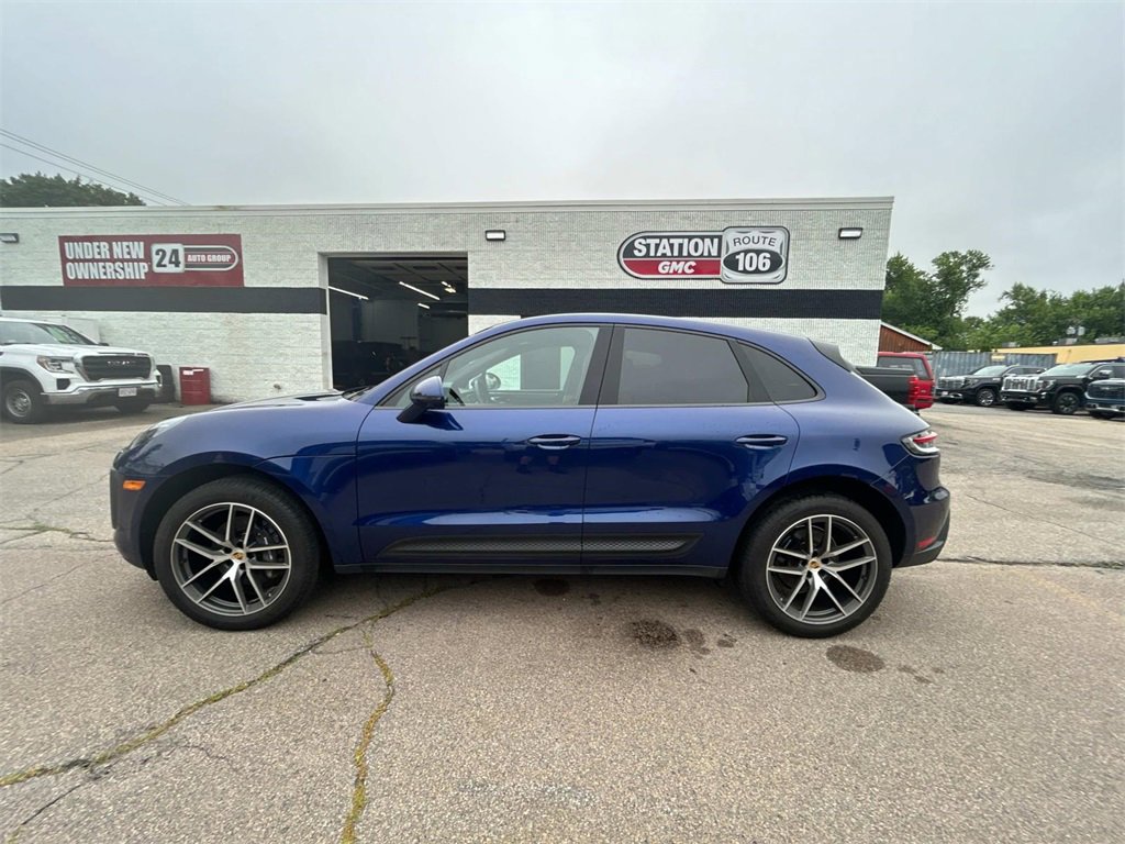2023 Porsche Macan T photo 2