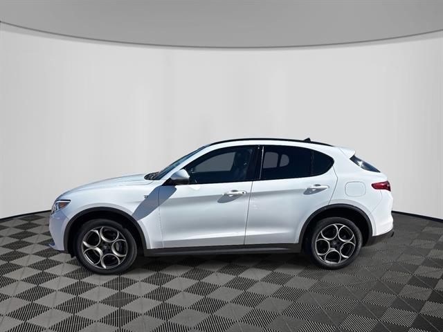 2022 Alfa Romeo Stelvio Ti photo 2
