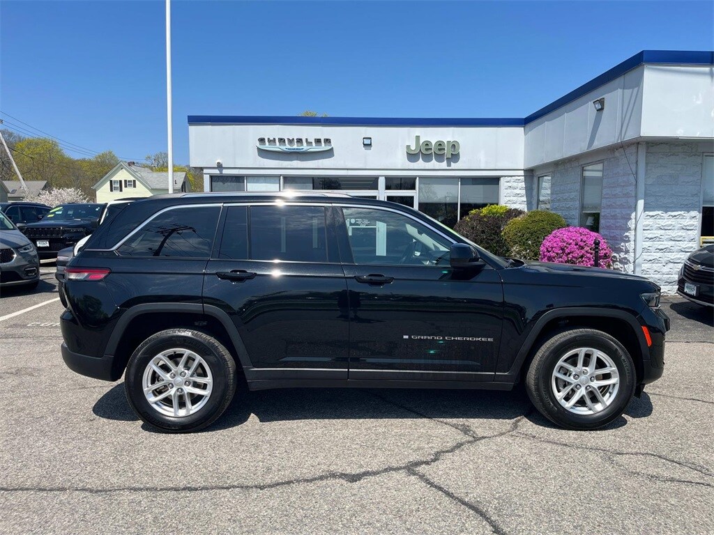 2023 Jeep Grand Cherokee Laredo photo 2
