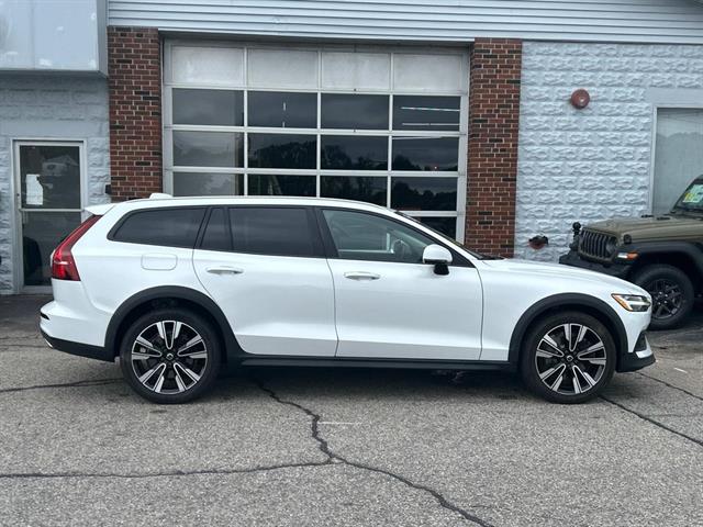 2021 Volvo V60 Cross Country T5 photo 4