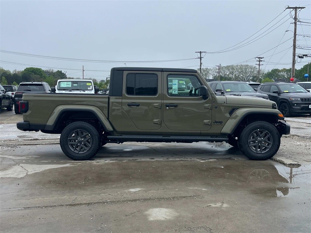 2025 Jeep Gladiator Sport S photo 2