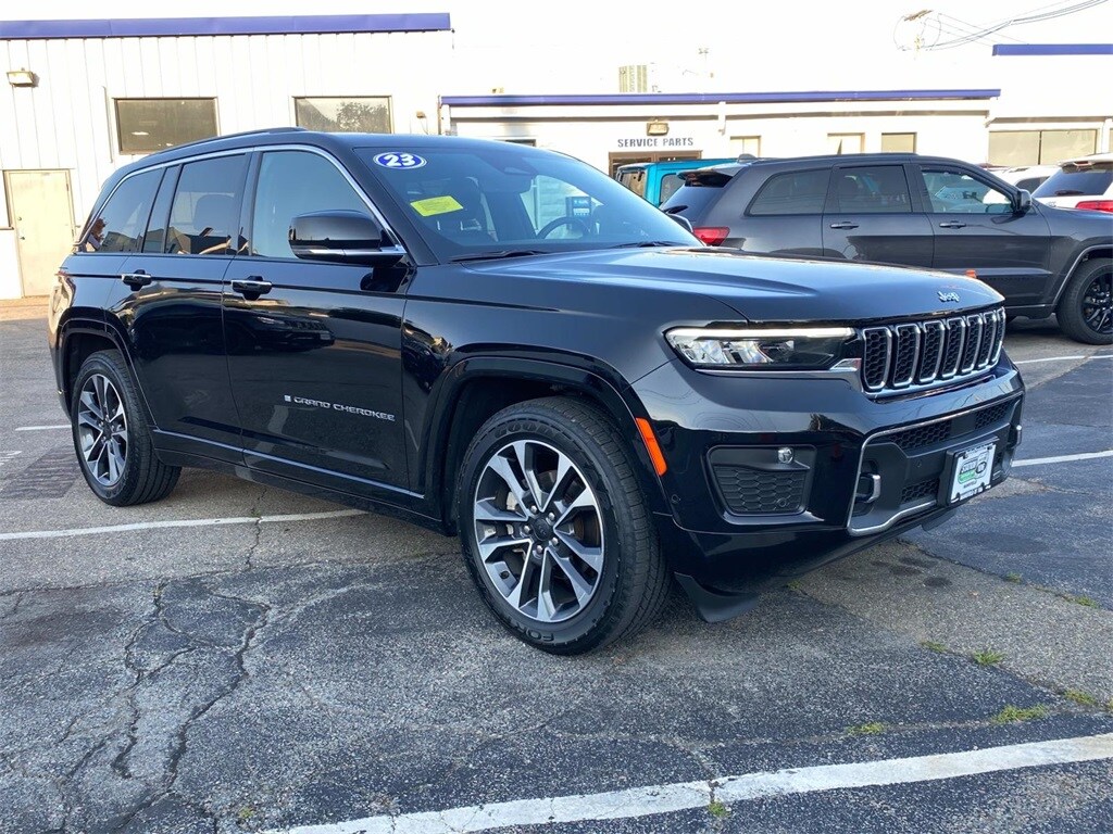 2023 Jeep Grand Cherokee Overland photo 2