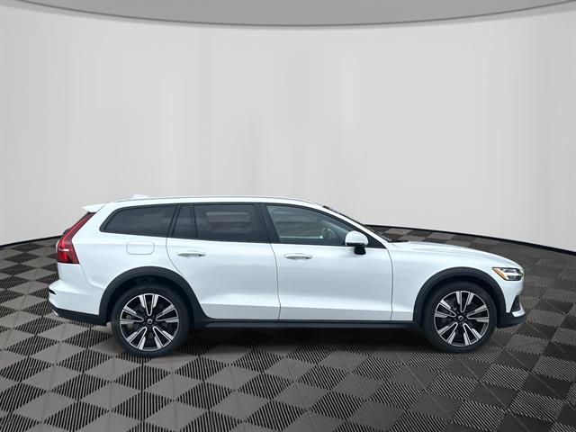 2021 Volvo V60 Cross Country T5 photo 4