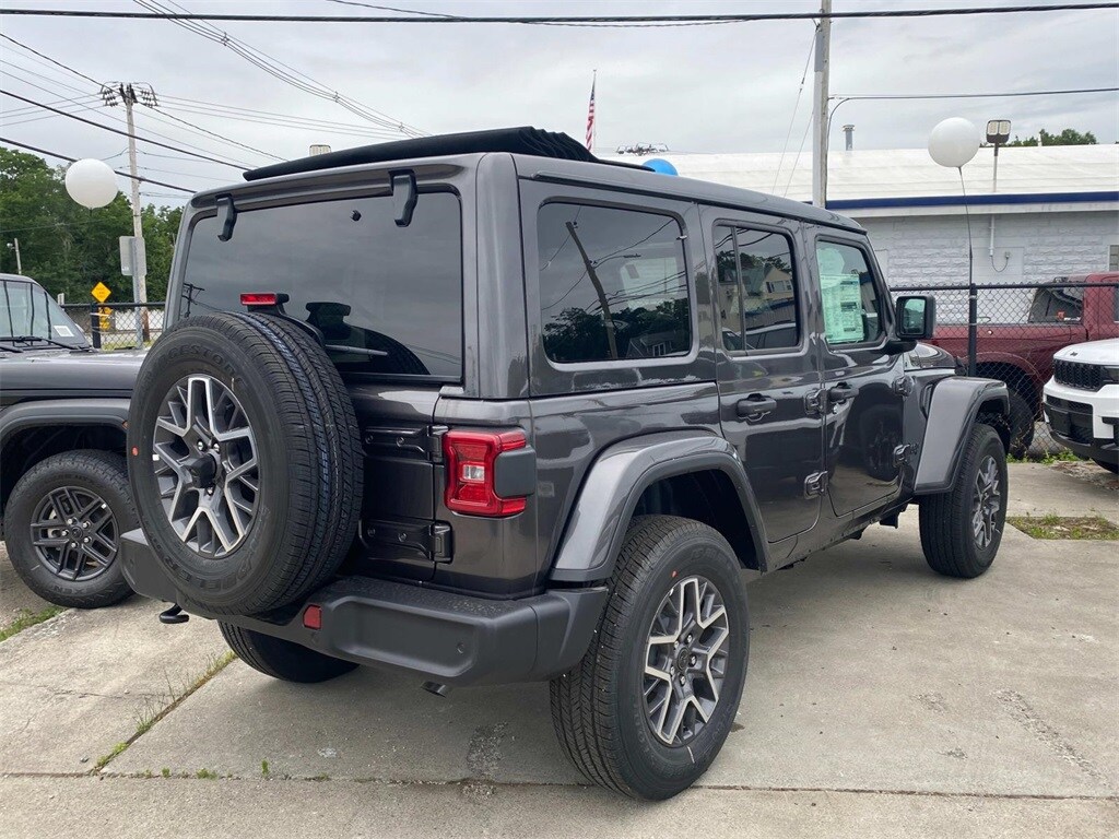 2025 Jeep Wrangler Sahara photo 3
