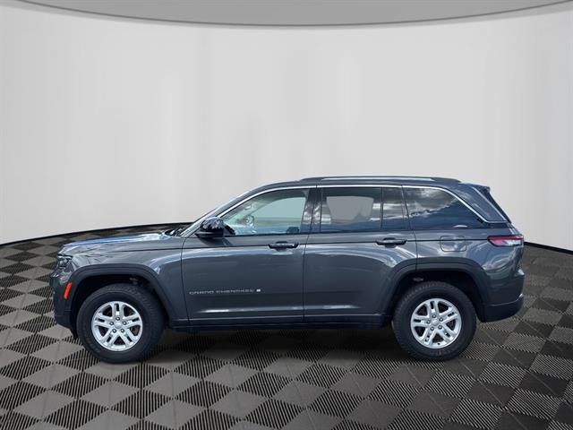 2022 Jeep Grand Cherokee Laredo photo 2