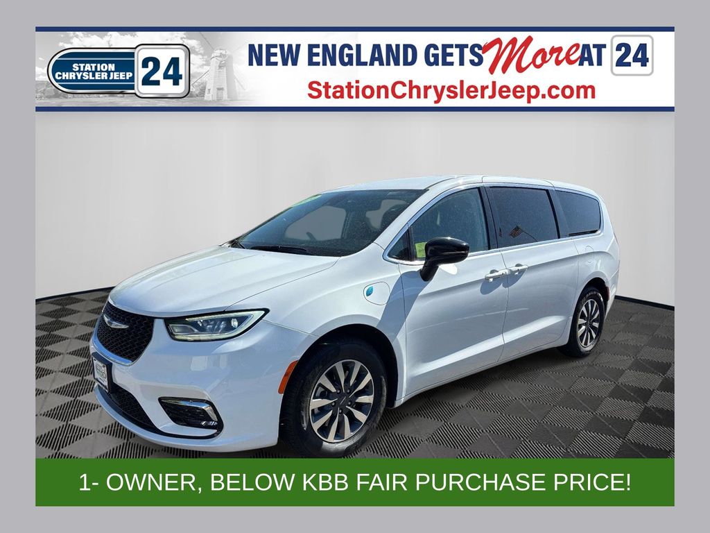 2024 Chrysler Pacifica Hybrid Select PHEV's photo