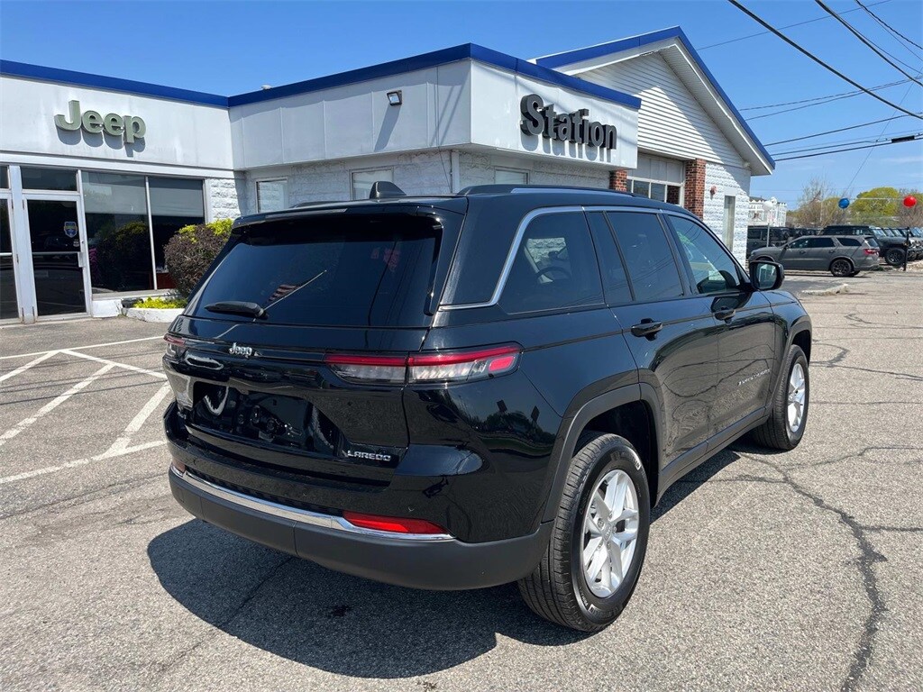 2023 Jeep Grand Cherokee Laredo photo 3