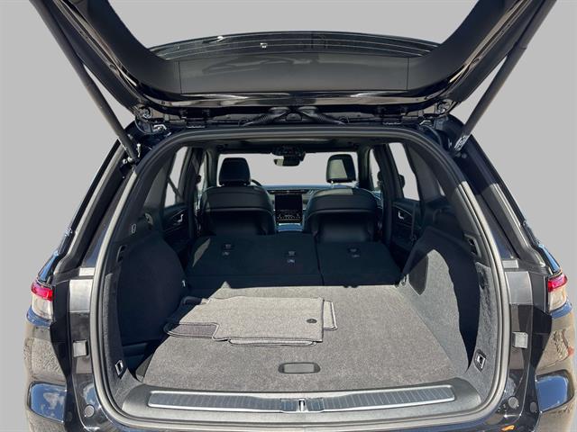 2025 Jeep Grand Cherokee Overland photo 3