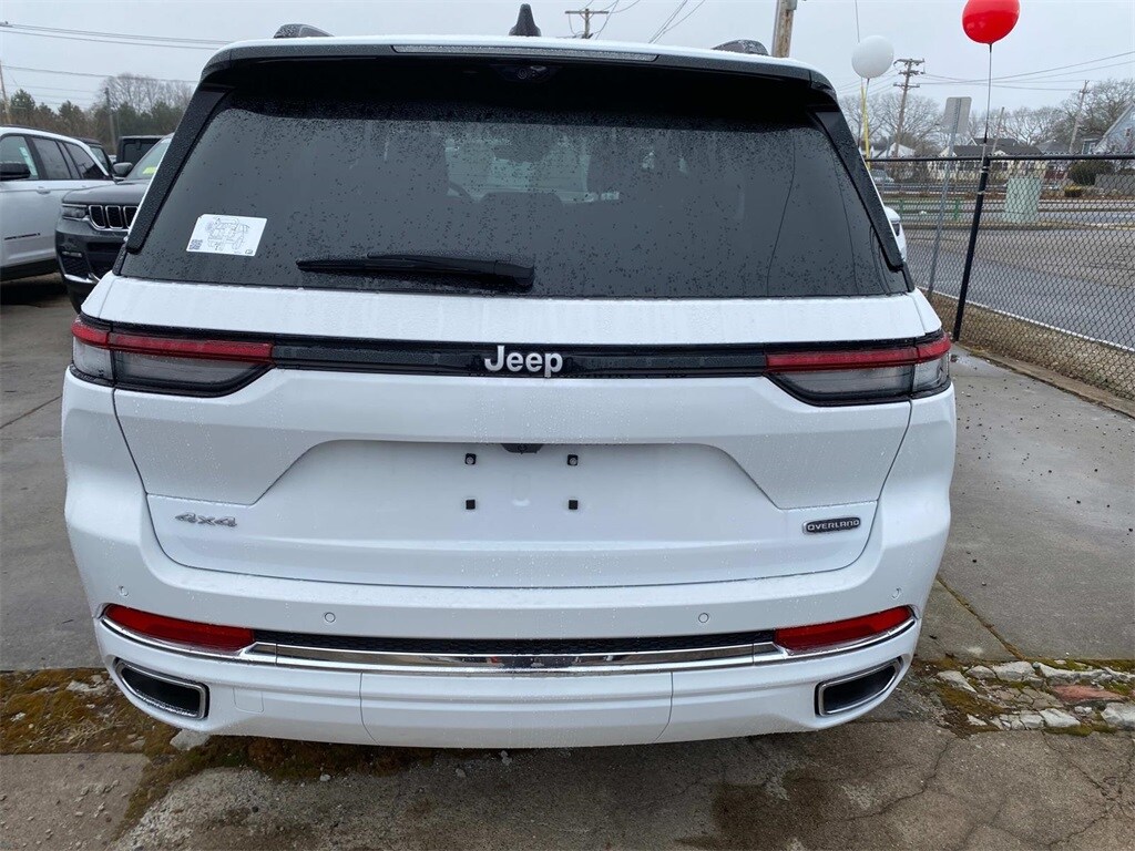 2025 Jeep Grand Cherokee Overland photo 4