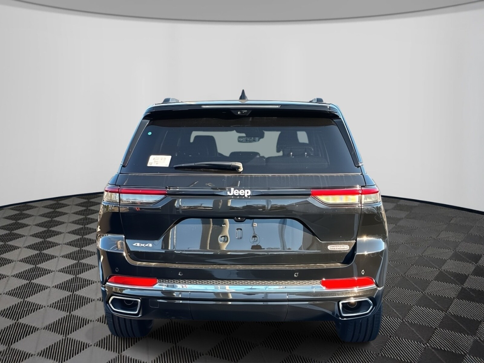 2025 Jeep Grand Cherokee Overland photo 2