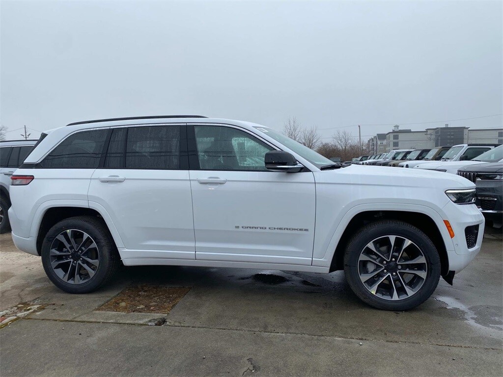 2025 Jeep Grand Cherokee Overland photo 2