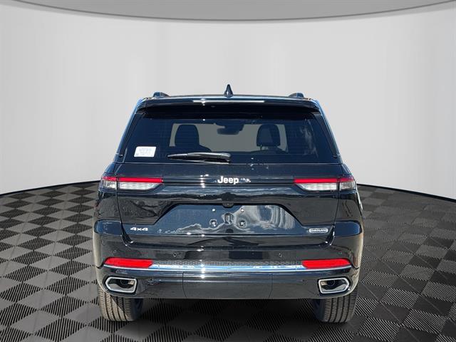 2025 Jeep Grand Cherokee Overland photo 2